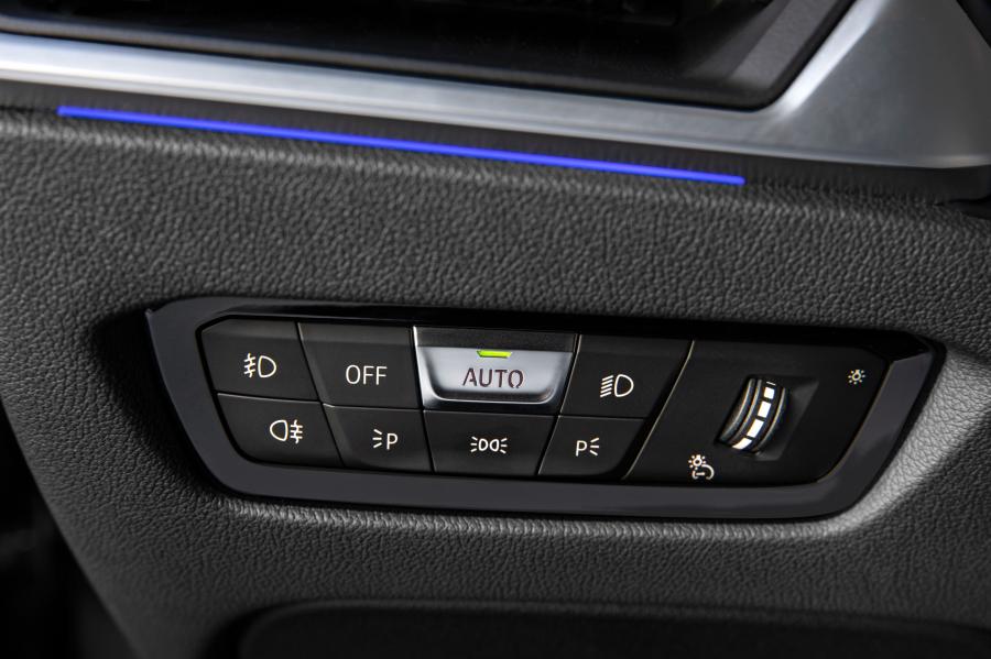 Детали интерьера BMW 330i M Sport (G20) 2019 года  (WW) (фото 43 из 284)